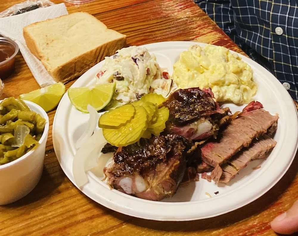 Costillas BBQ Brisket Y Ensalada de Papa Y Col de la Casa